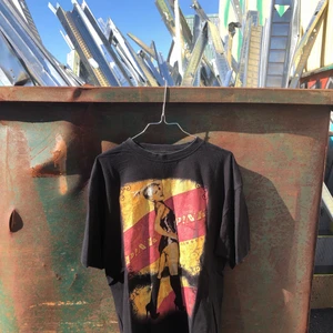 PINK TOUR TEE!! 💽💽 - Säljer denna tour merchen från Pinks world tour; The funhouse summer carnival tour 2010 där hon spelade i Göteborg. Tröjan är i grymt skick, trycket är slitet men det är enbart något som gör tröjan snyggare. Tröjan är L och passar något mindre. Skriva bara om du undrar något!💽🌱🌱