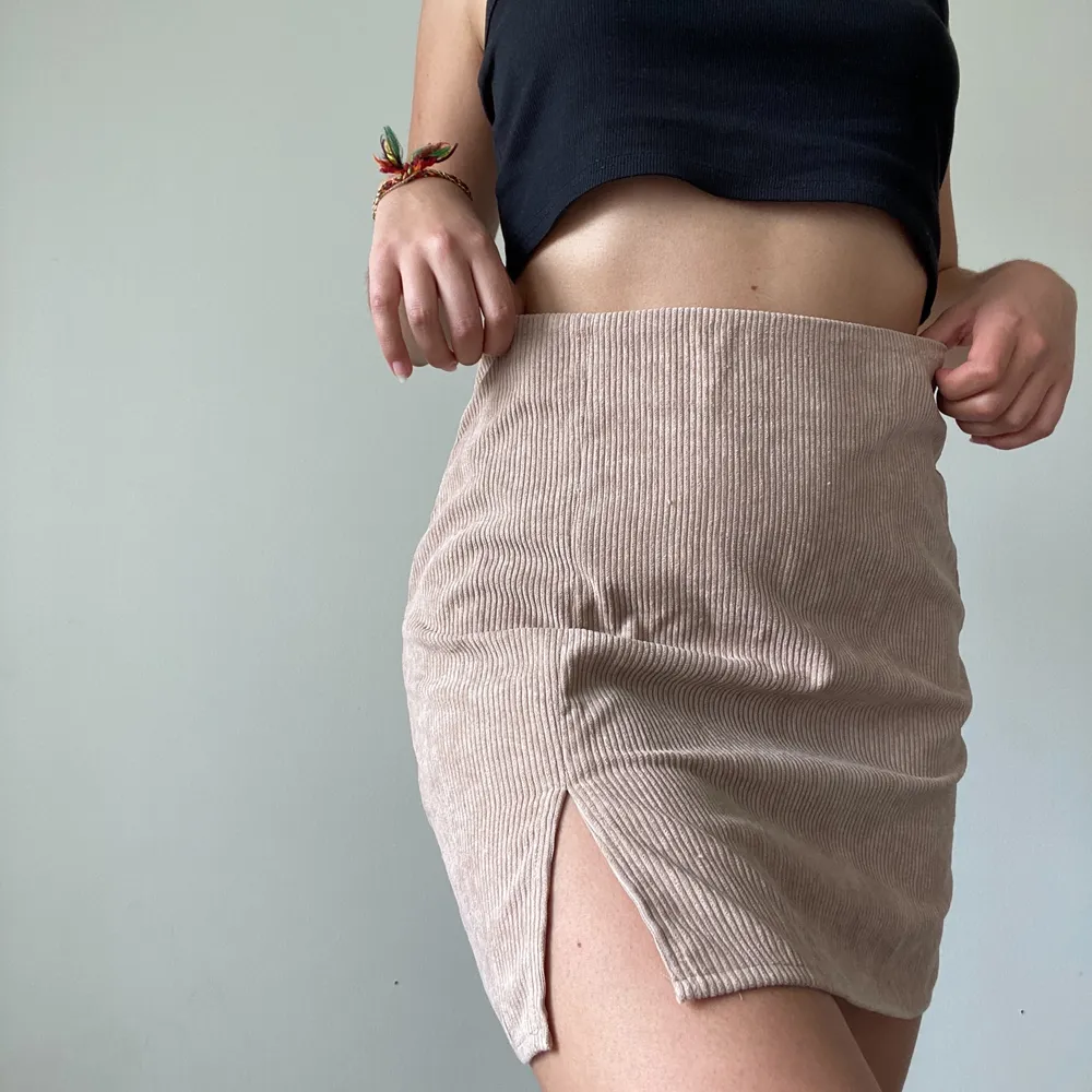 Hej, I’m selling this NEW nude cord skirt. It says size medium but it’s too big on me - should fit a large. SALE IS ONLY UNTIL 10. JUNE!!. Kjolar.