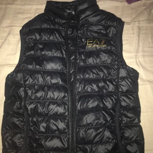 Armani väst  - Helt ny Armani väst t salu, vill ha en annan väst och hittar inte kvittot på denna.