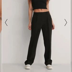 Svarta kostymbyxor stl 36 - Svarta kostymbyxor från NA-KD i stl 36! Väldigt bekväma byxor med två fickor där fram och två fejkfickor där bak. Säljer dom pga att dom blivit för små. Sitter högmidjat på mig som är 170cm lång! Innerbenslängden är 80cm. Originalpris: 499kr mitt pris: 160kr🖤