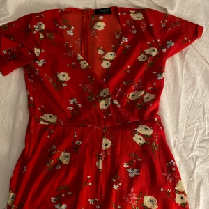 Sister S bodysuits strl S  - Superfin blommig bodysuit i storlek S. Den är kort i både armar och ben. Säljer för 175 kr.  