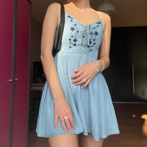 Klänning - Världens finaste jeansklänning från Abercrombie & Fitch, tyvärr för liten för mig 💙💙