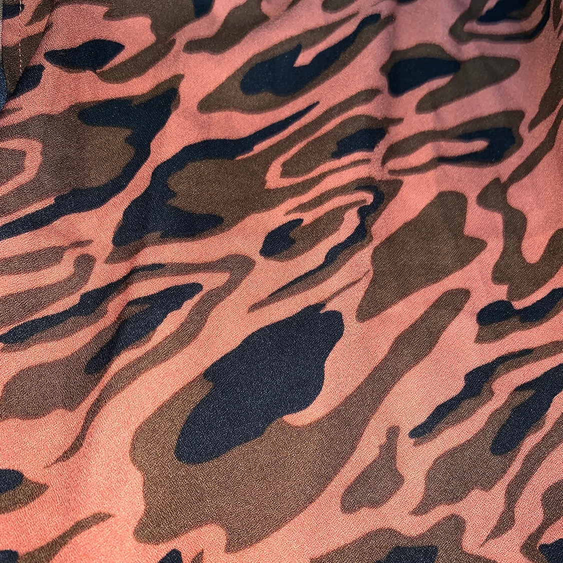 Super fin somrig kjol med krossat tyg eller vad man säger. - 90