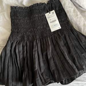 Intressekoll på denna jättesöta kjol från Zara som inte säljs längre. Aldrig använd, endast provad och har prislapp kvar. Storlek XS men stretchig så passar upp till M. Säljer endast vid bra bud, helst till någon som kan mötas upp i Sthlm. 
