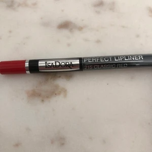 Läpp penna  - Jättefin läpp penna från Isadora. Har aldrig kommit till användning, oöppnad! Färg: 215 classy red. Gratis frakt! 
