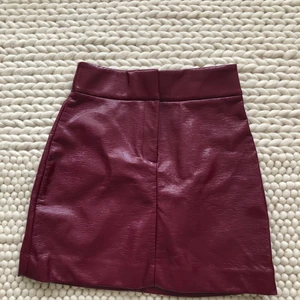 & other Stories  - En mini kjol, väldigt fin färg! Använt 1 gång. ✨✨