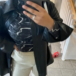 Polo långärmad tröja  - En cool långärmad tröja med ovanligt mönster! Köpt på ginatricot för 299kr förra året. Endast använd 2-5 gånger max. Fint skick. Den är väldigt tunn och är gjord på mobil vilket är luftigt för sommaren, och polon är inte hög eller tjock.