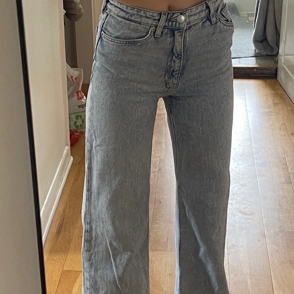 superfina vida jeans från monki i modellen yoko. Köpta för 400 och säljer då de tyvärr börjar bli för små. Jättebra skick! Priset kan diskuteras! Köparen står för frakten!. Jeans & Byxor.