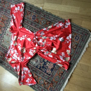 Off one shoulder summer klänning  - I mycket bra skick och passar s- m. Användade en gång ochFinns fler bilder och bud I kommentarna 