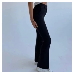 Kostymbyxor  - Svarta kostymbyxor i flare bootcut från design by si, storlek m. Byxorna är väldigt stretchiga och passar dig som antingen har m eller s i byxor. Byxorna är i den längre modellen och passar dig som är över 170. (Jag är 175cm)