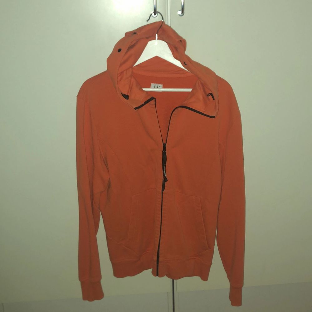 Cp company zip up hoodie i fräsch orange färg, nästan aldrig använd. Storlek M, köp på nk i Göteborg för 2400kr. Huvtröjor & Träningströjor.