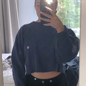 Champion - Croppad sweatshirt, mörkblå. Köpt secondhand 