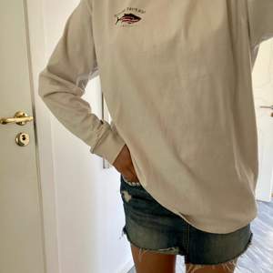 Sjukt najs oversized sweatshirt från Brandy Melville, köpt i Amsterdam! Andra bilden är tröjans baksida. Så snygg till en kjol, över en klänning eller bara med jeans 🤌🏻