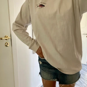 Oversized Brandytröja! - Sjukt najs oversized sweatshirt från Brandy Melville, köpt i Amsterdam! Andra bilden är tröjans baksida. Så snygg till en kjol, över en klänning eller bara med jeans 🤌🏻