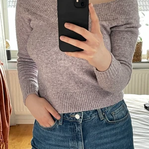 Superfin stickad tröja! - Superfin off-shoulder tröja från H&M i storlek XS, men passar även mig som är S-M! Lavendelfärgad! Bara använd några gånger!