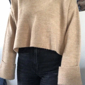 Stickad topp - Brun stickad topp men en hög krage