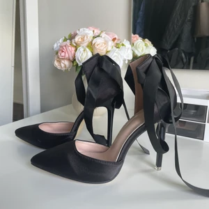 Klackskor - Helt nya, endast testade klackskor. Hur fina som helst men kommer tyvärr inte till användning.