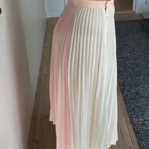Så vacker kjol från &other stories! Storlek 36. Väldigt svalt material💚