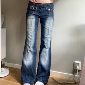 Lågmidjade jeans  - Lågmidjade jeans som sitter superfint och har fina detaljer. Byxorna är blekta i modellen! Jag är 168cm💕 står tyvärr ingen storlek men passar mig som är xs/s och även mina kompisar som är M och har större höfter! 