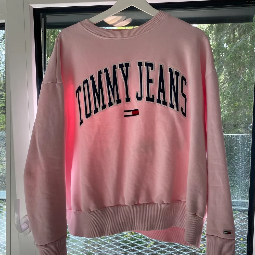 Tommy jeans sweatshirt i hårt material.                                       Storlek Xl                                                                                       Sparsamt använd  . Hoodies.