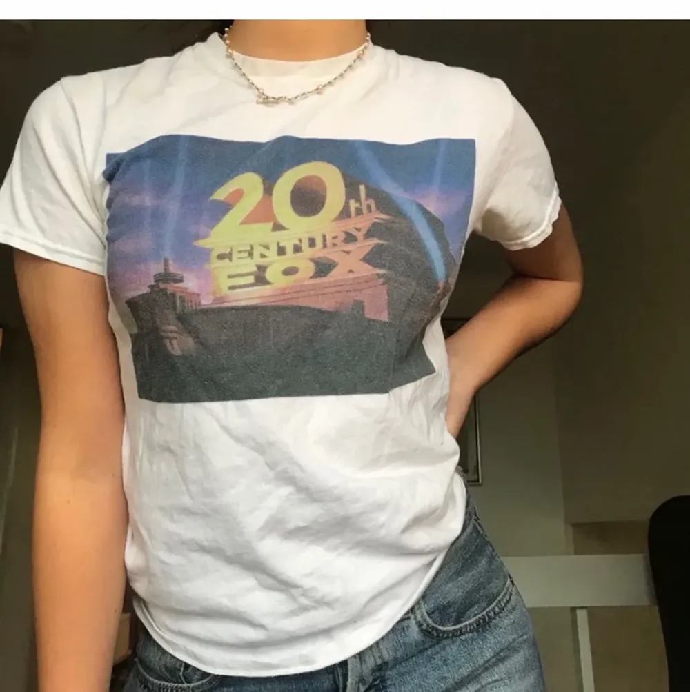 Säljer denna underbara o h unika t-shirten! Äkta ifrån ”20th century fox”. Underbar modell med kortare armar. Kvaliten är som en vintage t-shirt, väldigt vit förutom en fläck på axeln, Skriv vid intresse eller frågor💗💗💓 SÄLJER BILLIGT PGA EN garderobsrensning, först till kvarn!  Snabbt köp uppskattas. T-shirts.