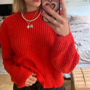 Röd stixkad tröja - Säljer en röd stixkad tröja från Gina. Fint skick, och sparsamt använd. Storlek XS, men passar XS till S.