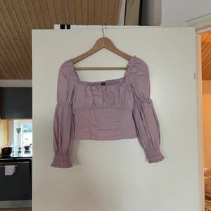 Topp - Lila topp från H&M, storlek 38