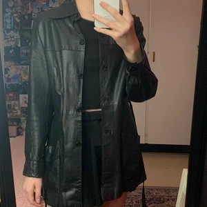 Skinnjacka  - Säljer en Gammal skinnjacka från H&M som jag köpt secondhand som aldrig kom till användning, riktigt läder. Inga sprickor vad jag sett. Tror det är M på den men jag är en s/Xs 💕💕 180+ 99 frakt 