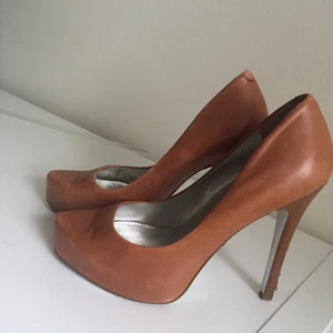 Klackskor strl 36 - Helt ok skick, lite slitage längst ner på klacken.