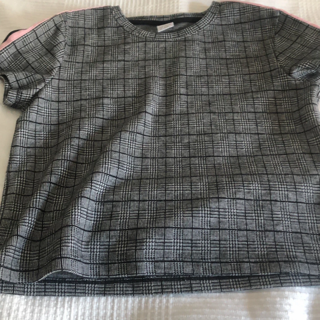 En rutig lite tjockare t-shirt  - 90