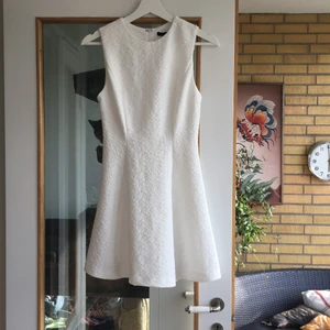Vit klänning storlek S - En vit klänning i jättebra skick, storlek S från Forever 21. Frakt ingår ej
