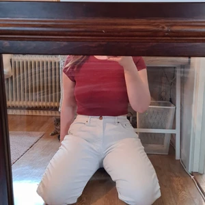 Vita jeans - Vita jeans som just nu är väldigt skrynkliga 😂 Har legat i förrådet och aldrig blivit använda tidigare. Midwaist.