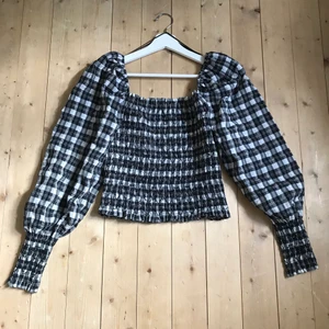 Rutig tröja  - Säljer denna super fina tröjan i perfekt skick. Vid fler intresserade skapas budgivning🤎 köpare står för frakten.