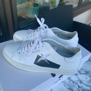 Axel Arigato skor - Intressekoll på mina arigatos som jag använt under förra sommaren. Storlek 39, kartong och dustbag medföljer✨💕