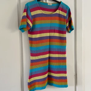 Stickad vintage klänning - Så söt och trendig virkad/stickad klänning! 💚💙🧡💜 Vintage köpt secondhand, står onesize men absolut mer som en M eller stor S 🌸 Ganska kort, går precis över rumpan, skitsnygg i sommar! I fint skick, men lite matt i tyget då den är vintage, dock inga fläckar eller hål! ✨ Väldigt y2k vibe! 💕