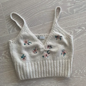 Blommig topp  - Blommig topp superfin till sommaren. Aldrig använd. 