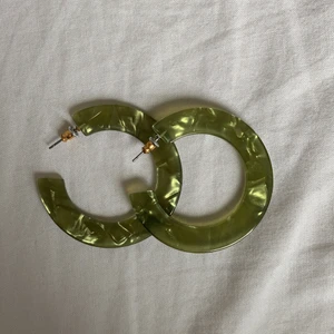 Gröna örhängen - Köpta på Åhléns för 50kr. Aldrig använda. Köparen står för frakt men kan mötas i Stockholm💕