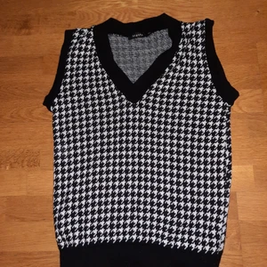 Väst Strl S/M  - En rutig väst i storlek S/M använd 1 gång så som ny. Köpt från Asos. Skriv om ni undrar något.