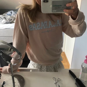 En jättefin Sweatshirts från boohoo ❤️ - En jättefin sweatshirt från boohoo som är köpt för ett tag sen men har aldrig använts❤️ skriv för mer info