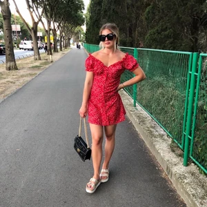 Sommarklänning  - Så fin klänning från Boohoo, passar mig med storlek S. Använd en gång