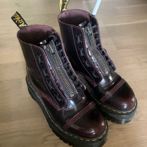 Dr martens  - Säljer mina älskade dr martens Sinclair som köptes bara för en månad sedan. Har använts Max 5 gånger och är som nya! Otroligt snygga och trendiga, säljs för att jag köpte en storlek mindre än vad jag brukar ha och är därmed för små för mig.. nypris ligger på 2400kr