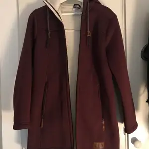 Purple long jacket from Jack Wolfskin in perfect condition, barely worn. Beautiful purple color and white warm interior lining. Great for colder weather. Brand tag on the front under the pocket and a paw tag on the sleeve. Retails for over 1000 SEK.