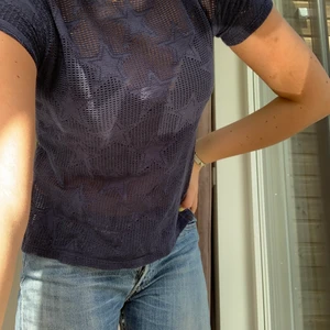 T-shirt med stjärnor - Marinblå t-shirt med stjärnor från scotch & soda i storlek XS och passar S bra också💞💞