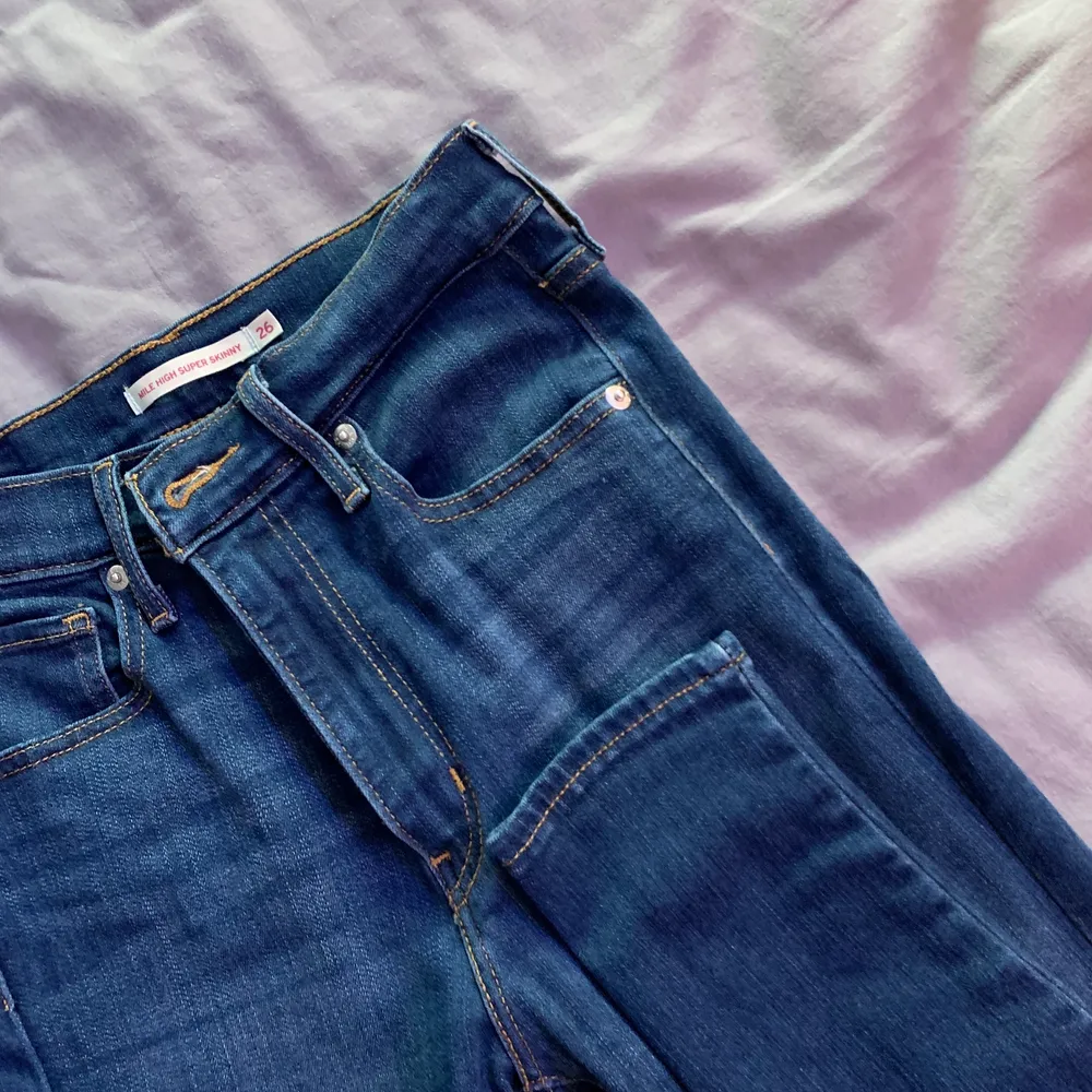 Mörkblå högmidjade levis jeans i storlek 26, passar en S. Använda sparsamt och är så gott som i nyskick.            Budgivning . Jeans & Byxor.