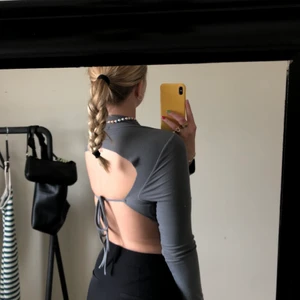 Grå topp med öppen rygg  - Jätteskön topp med en triangel skurning framtill 😍 pefekt sommartopp eller till fest