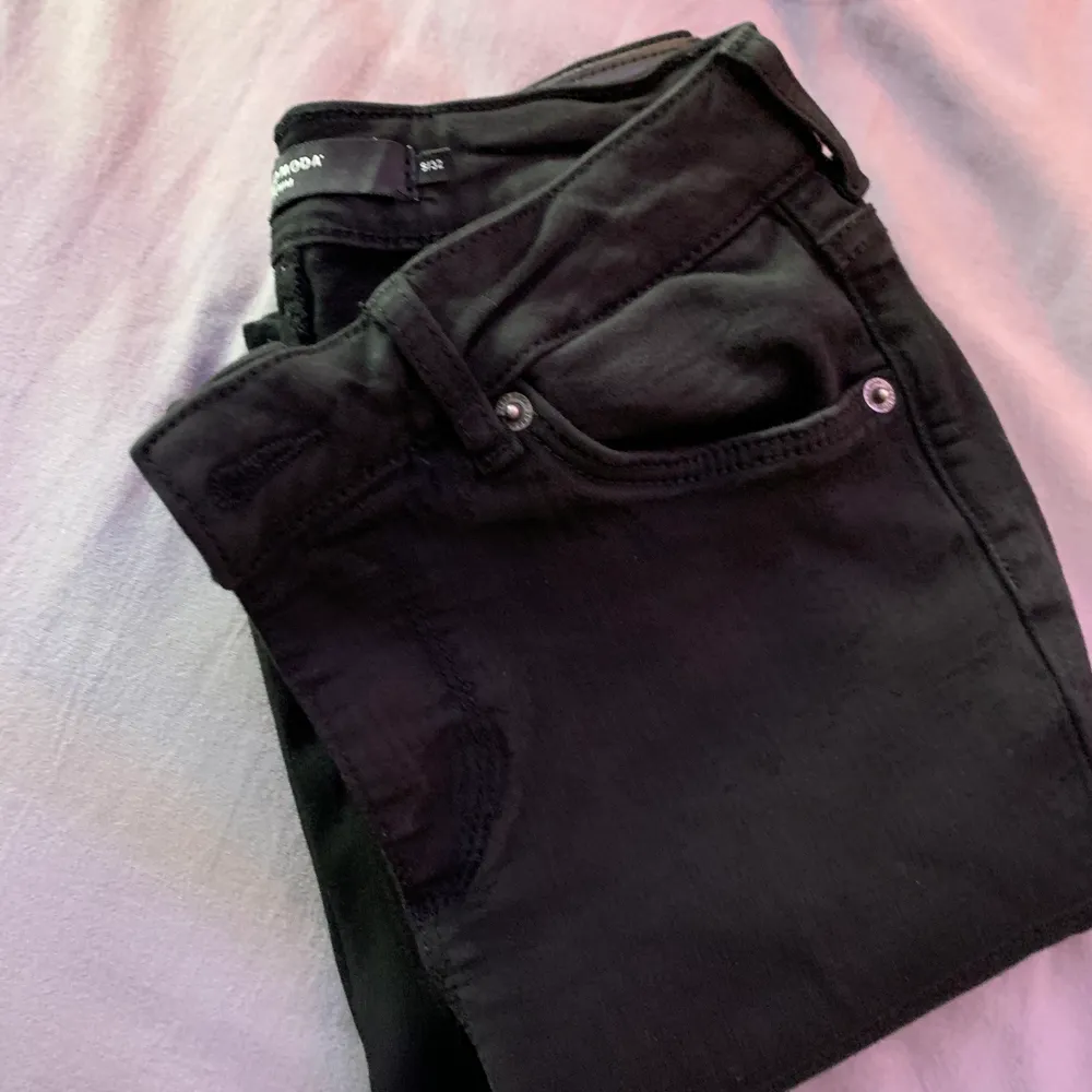 Svarta högmidjade jeans från veromoda. Storlek S, knappt använda, nyskick.. Jeans & Byxor.