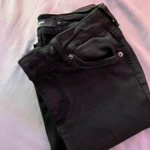 Svarta högmidjade jeans från veromoda. Storlek S, knappt använda, nyskick.