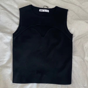 Svart topp från Zara - Snygg svart topp från Zara. Aldrig använd med lappen kvar. Storlek L. Köppt för 200kr. Köpare står för frakt 💕😄