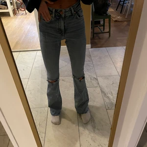 Blåa jeans  - Blåa jeans från BIkBok  strl XS med egen klippta hål på knäna. Säljer då jag inte använder dem, nästan helt oanvända. Väldigt stretchiga och skön passform!  