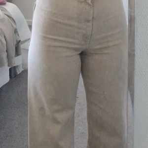 Beiga jeans  - Jätte fina beiga jeans från Zara, som är slutsålda. Nypris är 399 kr. Säljer dessa då dem inte kommer till användning. Storlek 36